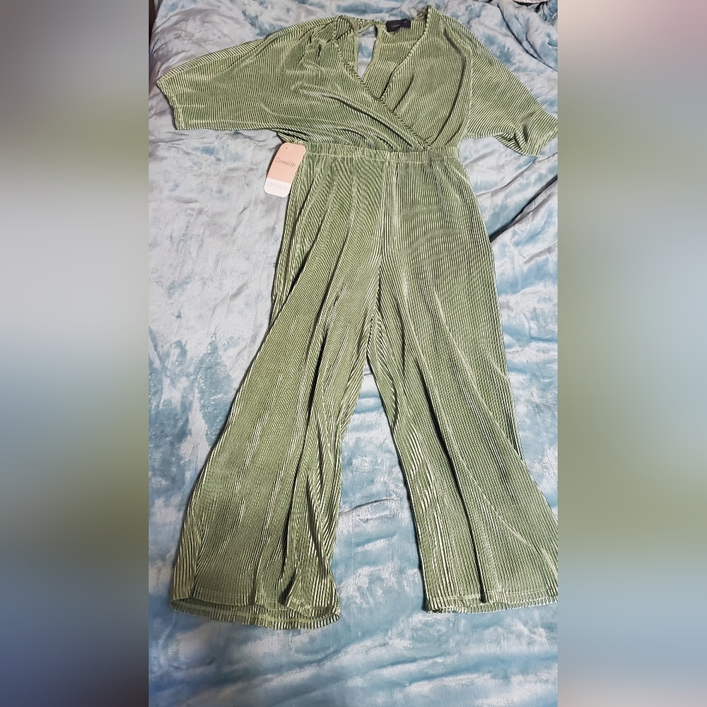 Green Pleated Wide-Leg Pants